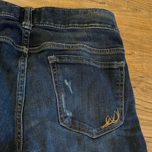 Express Modern Boyfriend Fit Jeans with Distressed Accents, Relaxed Fit Low Rise - Picture 5 of 5